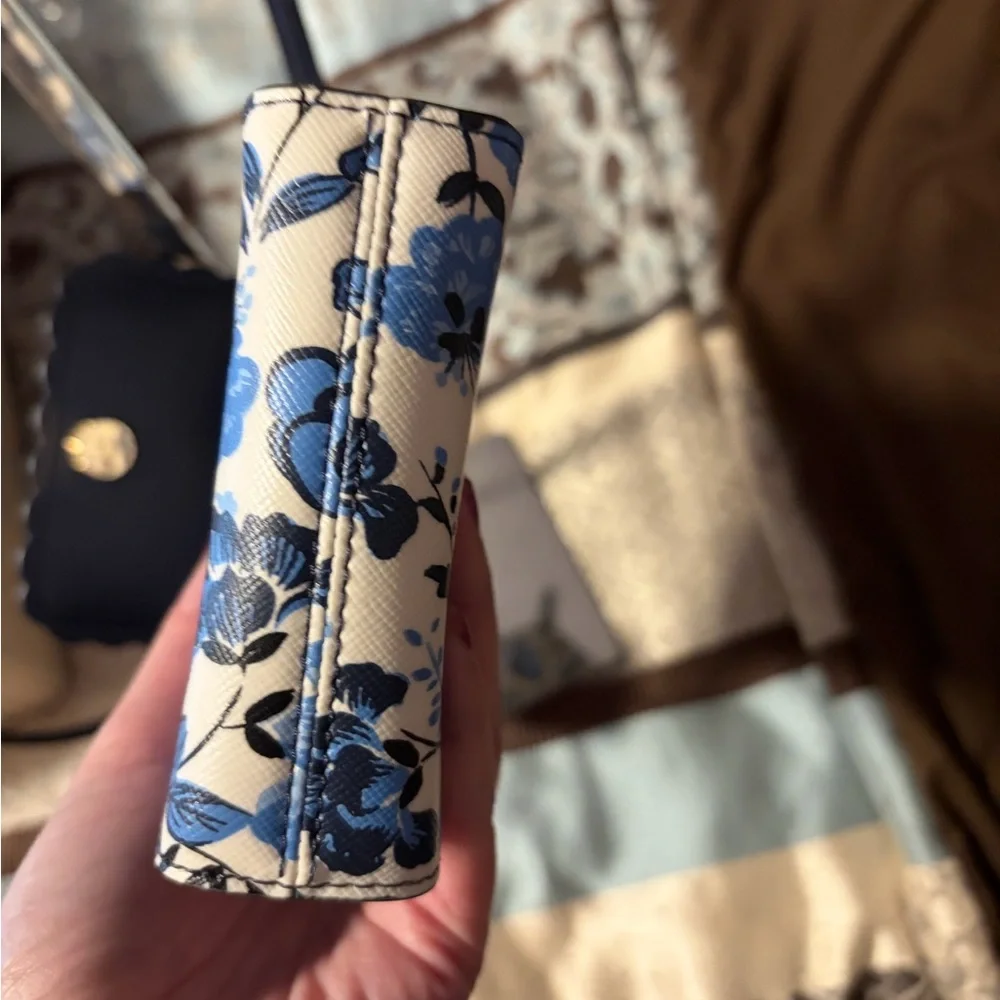 kate spade Blue and White Floral Scallop-Edge Crossbody Phone Bag - Picture 7 of 8